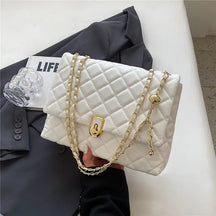 Bolsa Feminina Acolchoada em Couro Modelo Chain
