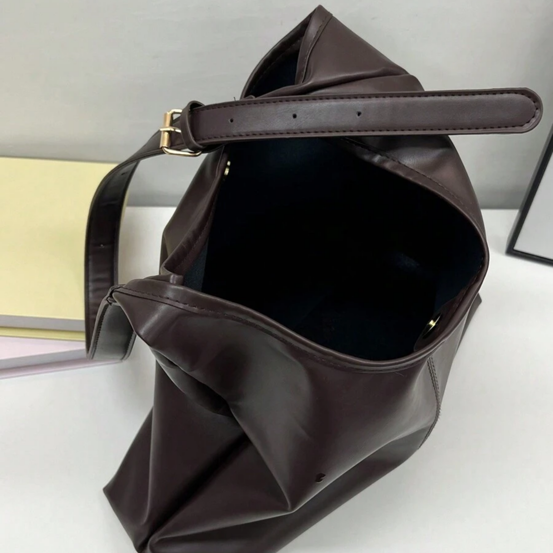 Bolsa de Ombro Soft Moderna + Necessaire Femory de brinde